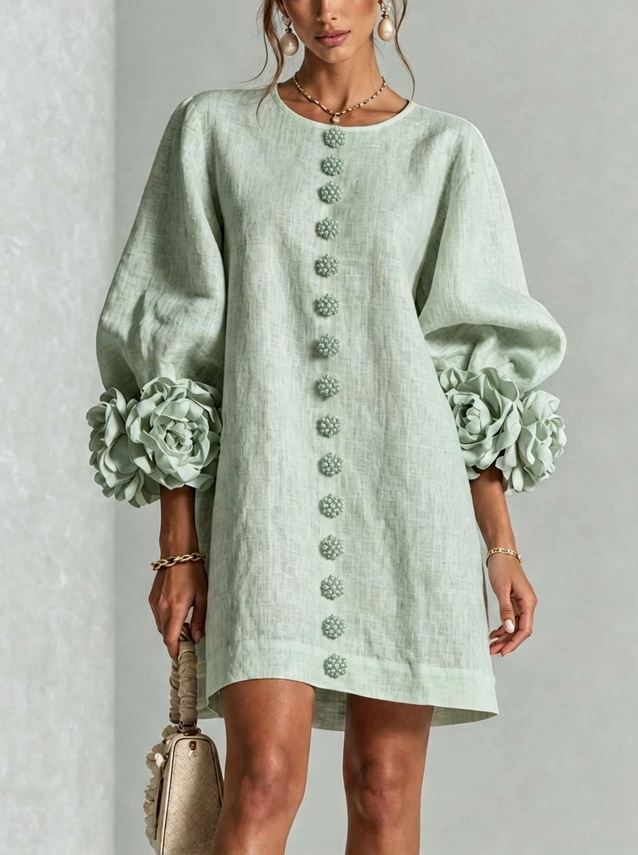 Rosalie | Mini-robe blanche à boutons, motif floral, avec des poignets à motif floral saisissants