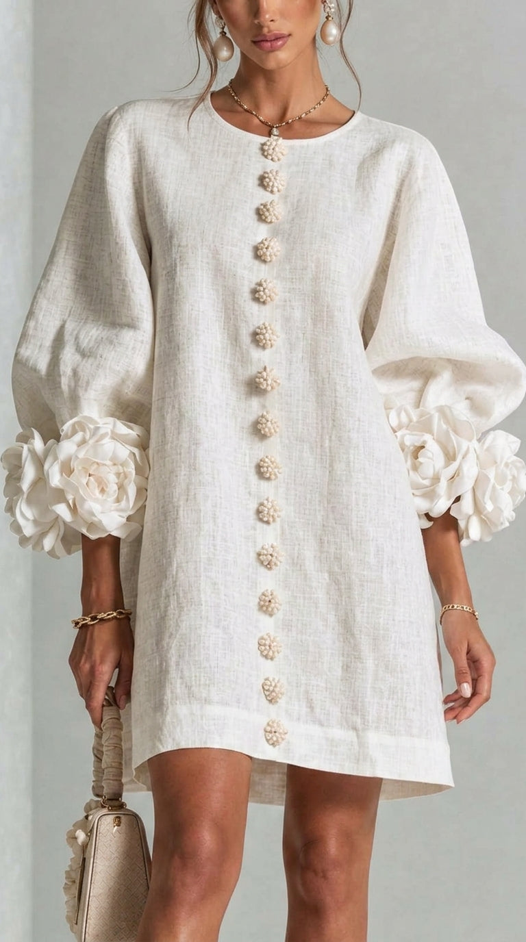 Rosalie | Mini-robe blanche à boutons, motif floral, avec des poignets à motif floral saisissants