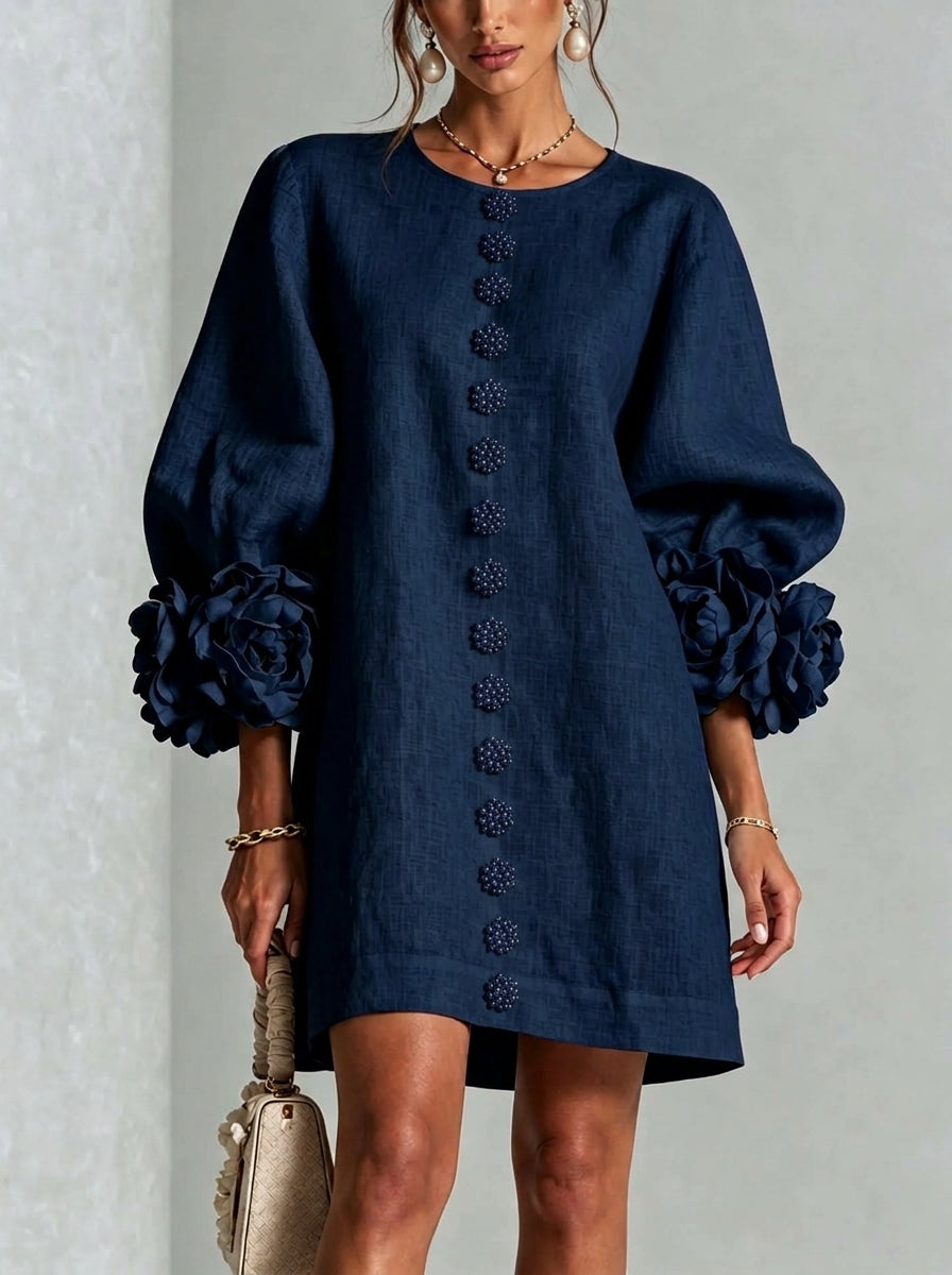 Rosalie | Mini-robe blanche à boutons, motif floral, avec des poignets à motif floral saisissants