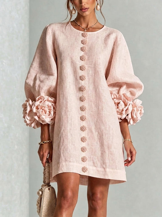 Rosalie | Mini-robe blanche à boutons, motif floral, avec des poignets à motif floral saisissants