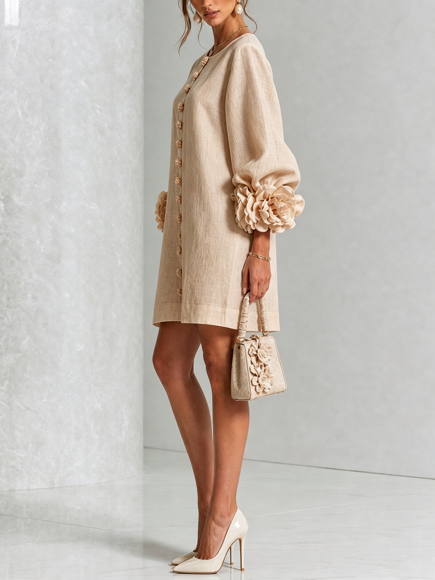 Mini-robe blanche à boutons, motif floral, avec des poignets à motif floral saisissants