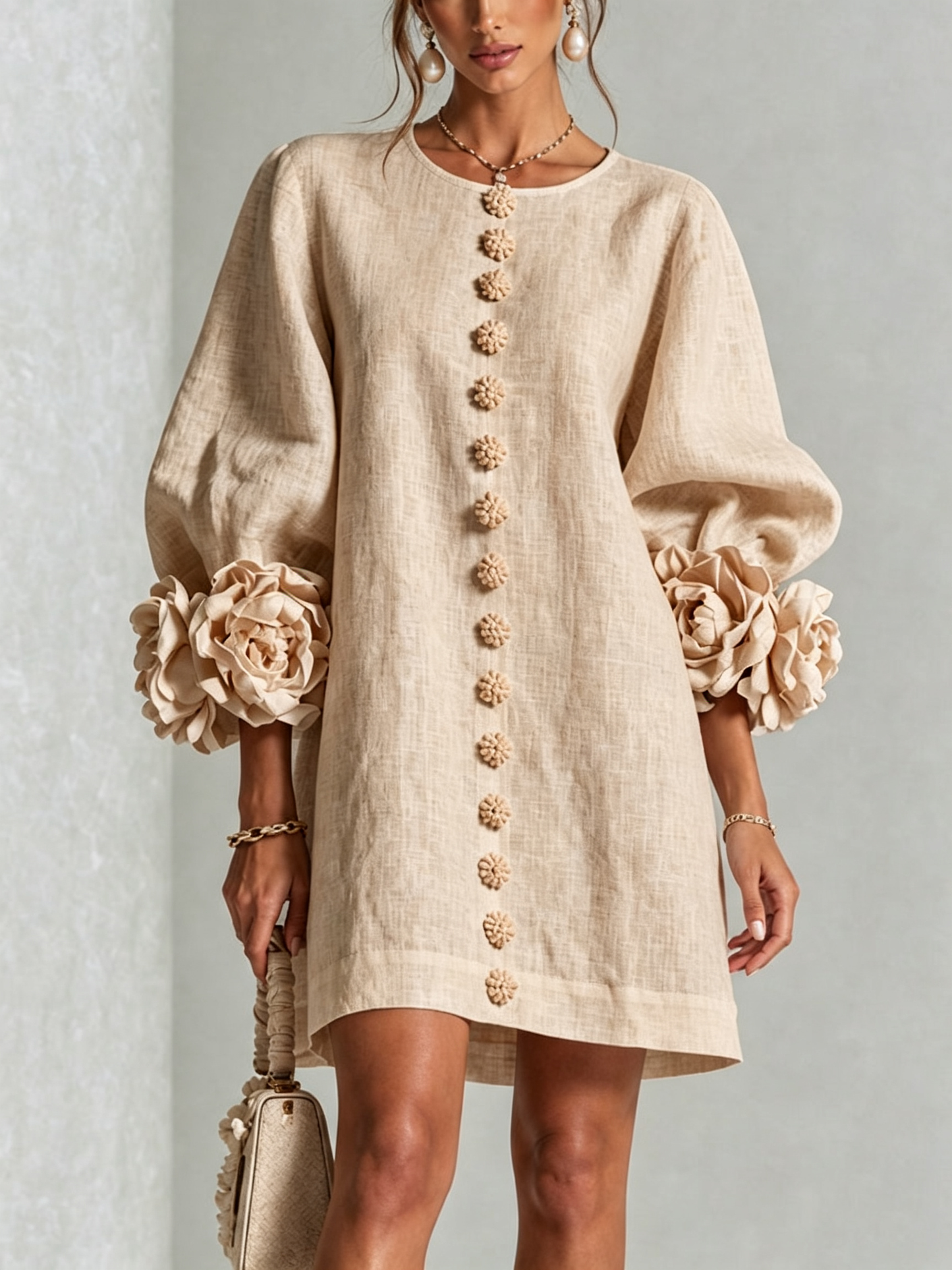 Mini-robe blanche à boutons, motif floral, avec des poignets à motif floral saisissants