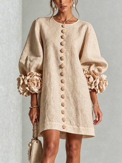Mini-robe blanche à boutons, motif floral, avec des poignets à motif floral saisissants