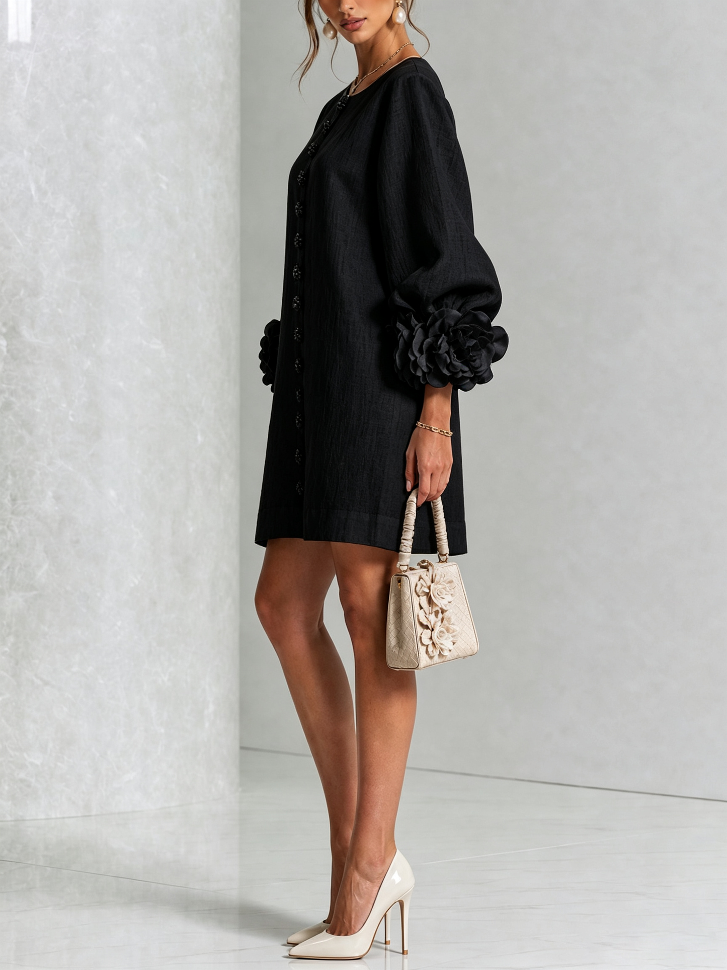 Mini-robe blanche à boutons, motif floral, avec des poignets à motif floral saisissants