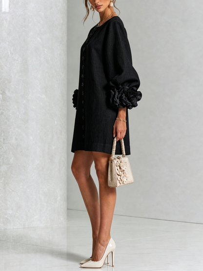 Mini-robe blanche à boutons, motif floral, avec des poignets à motif floral saisissants