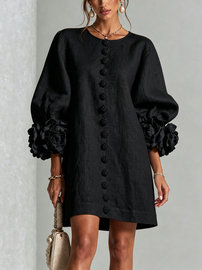 Mini-robe blanche à boutons, motif floral, avec des poignets à motif floral saisissants