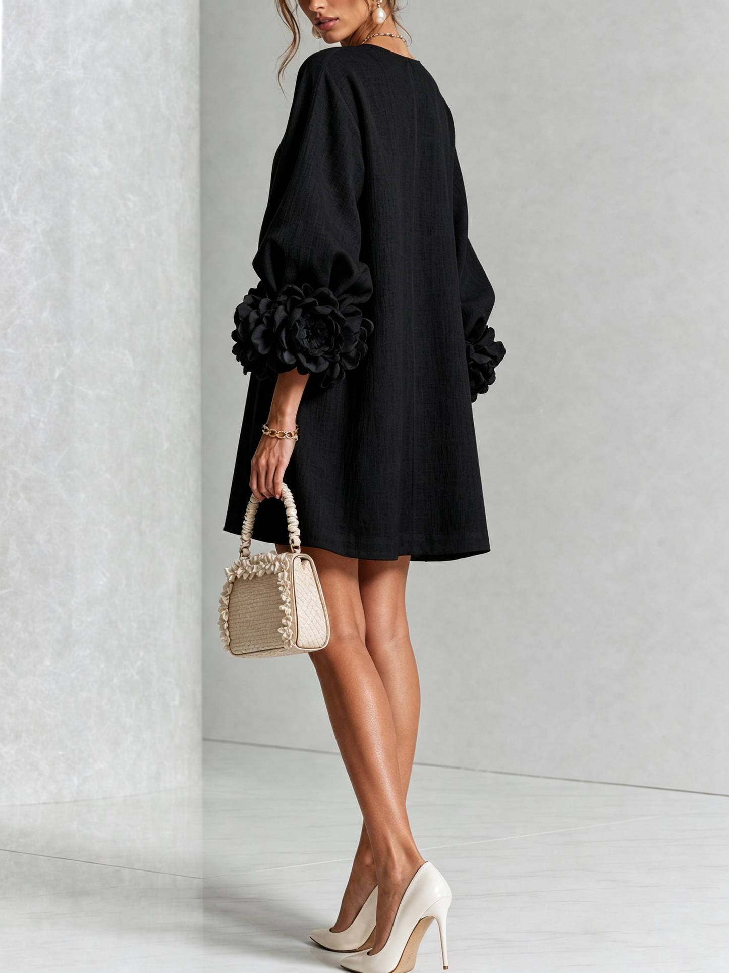 Mini-robe blanche à boutons, motif floral, avec des poignets à motif floral saisissants