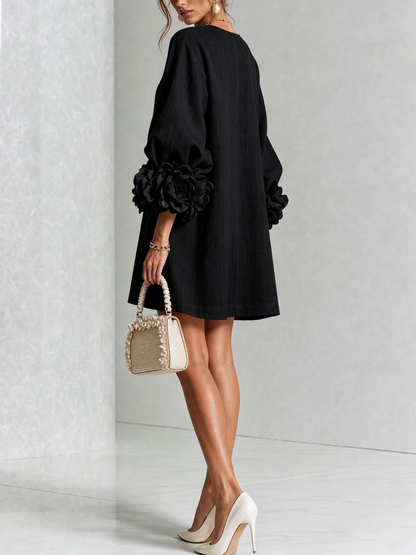 Mini-robe blanche à boutons, motif floral, avec des poignets à motif floral saisissants
