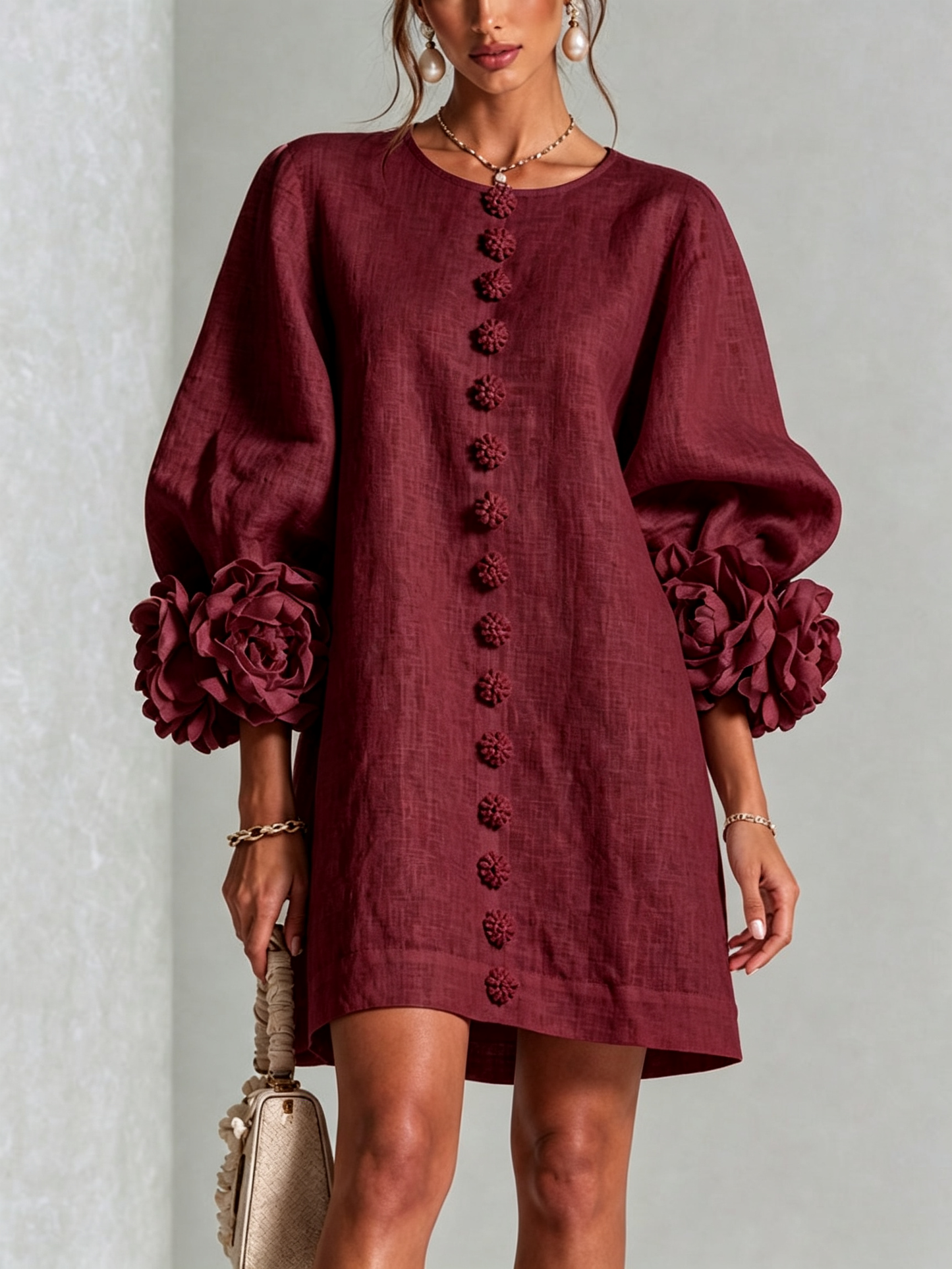 Mini-robe blanche à boutons, motif floral, avec des poignets à motif floral saisissants