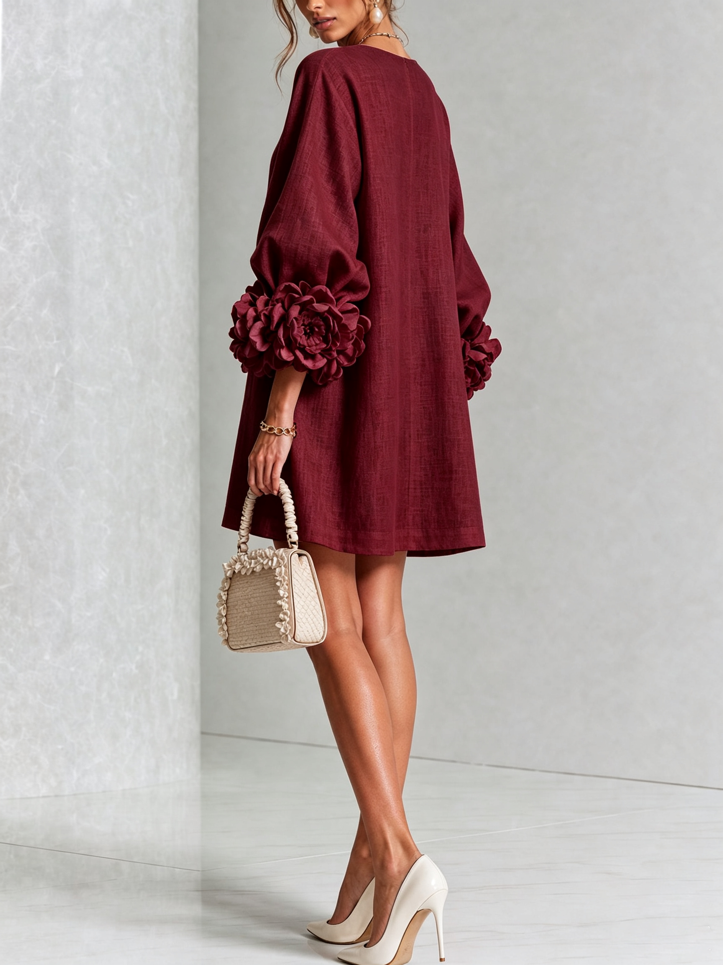 Mini-robe blanche à boutons, motif floral, avec des poignets à motif floral saisissants