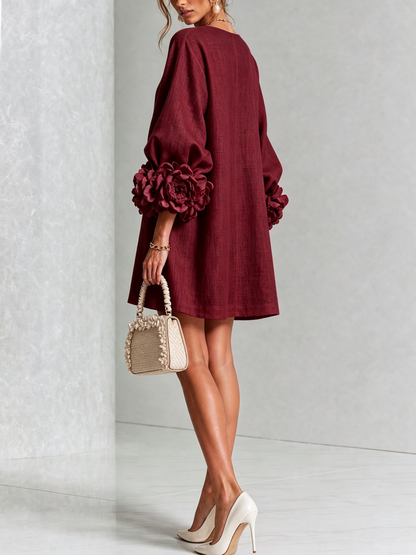 Mini-robe blanche à boutons, motif floral, avec des poignets à motif floral saisissants