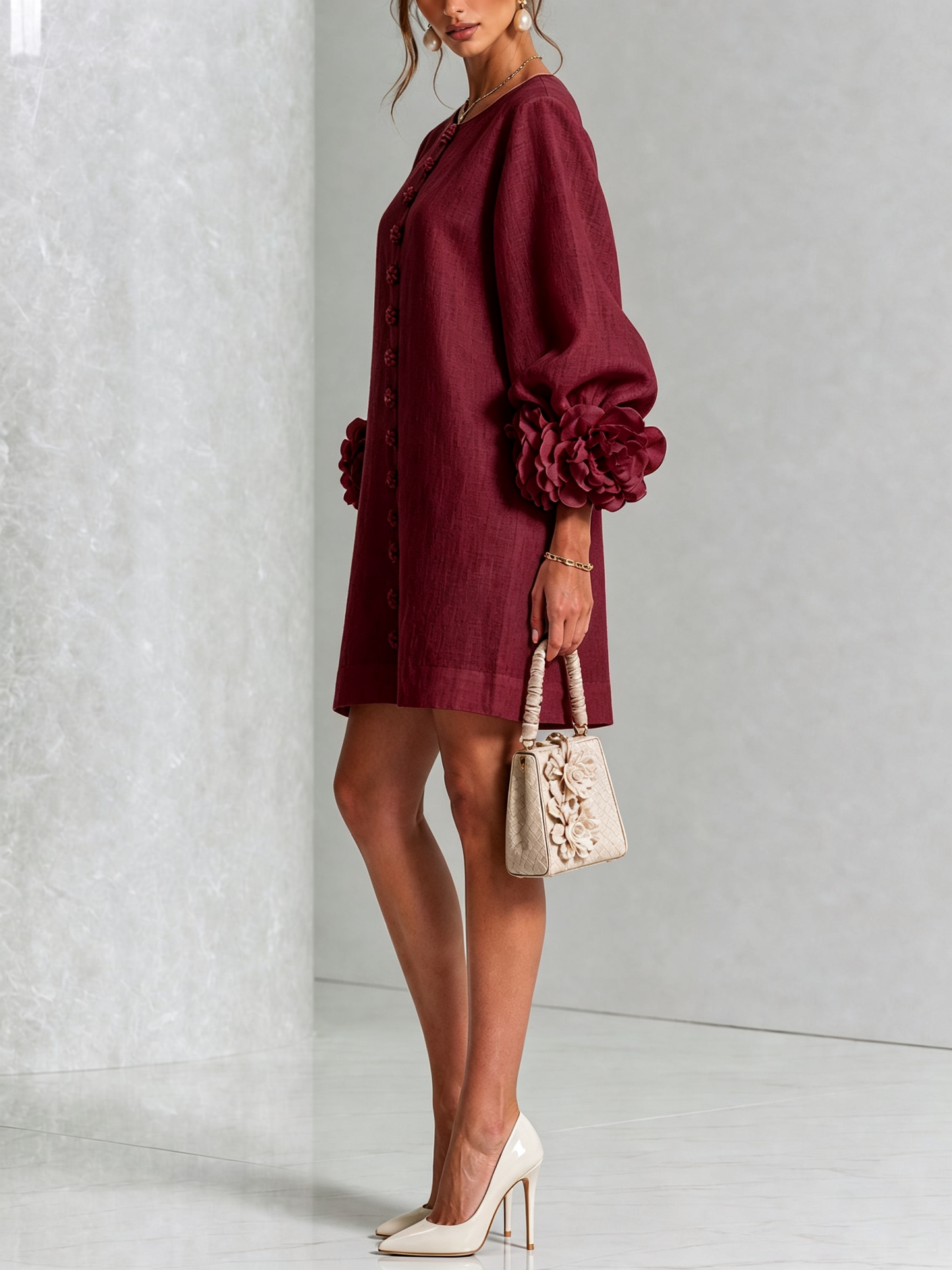 Mini-robe blanche à boutons, motif floral, avec des poignets à motif floral saisissants