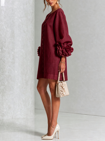Mini-robe blanche à boutons, motif floral, avec des poignets à motif floral saisissants
