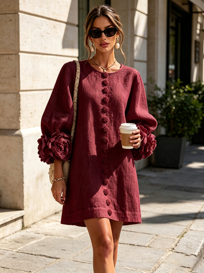 Mini-robe blanche à boutons, motif floral, avec des poignets à motif floral saisissants