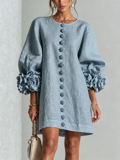 Mini-robe blanche à boutons, motif floral, avec des poignets à motif floral saisissants