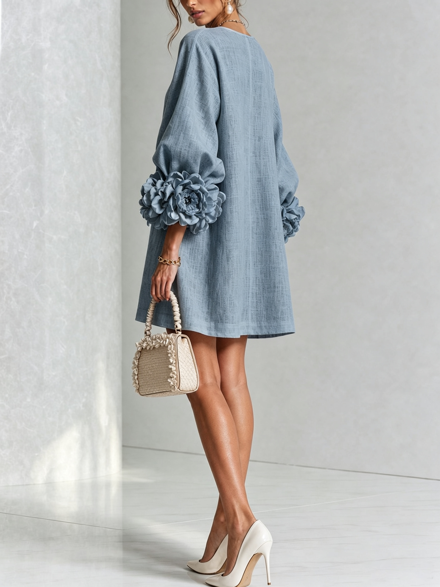Mini-robe blanche à boutons, motif floral, avec des poignets à motif floral saisissants