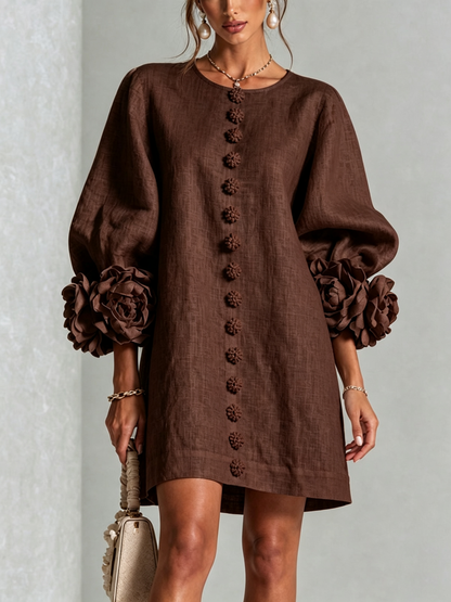 Mini-robe blanche à boutons, motif floral, avec des poignets à motif floral saisissants