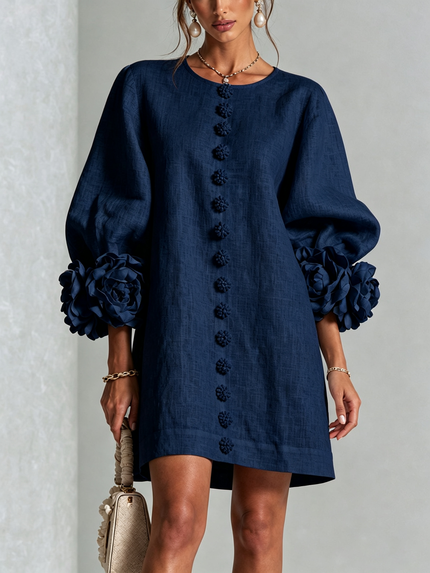 Mini-robe blanche à boutons, motif floral, avec des poignets à motif floral saisissants