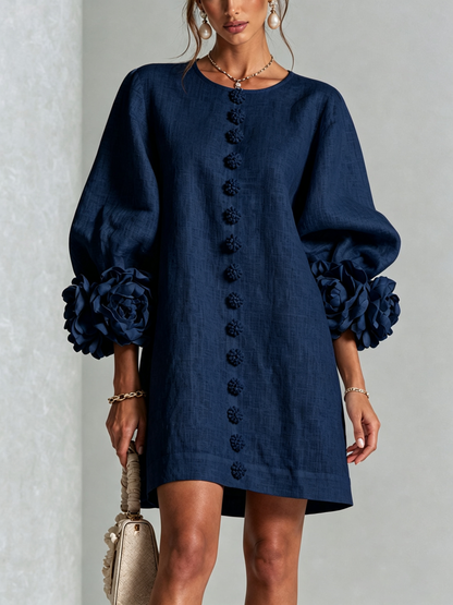 Mini-robe blanche à boutons, motif floral, avec des poignets à motif floral saisissants