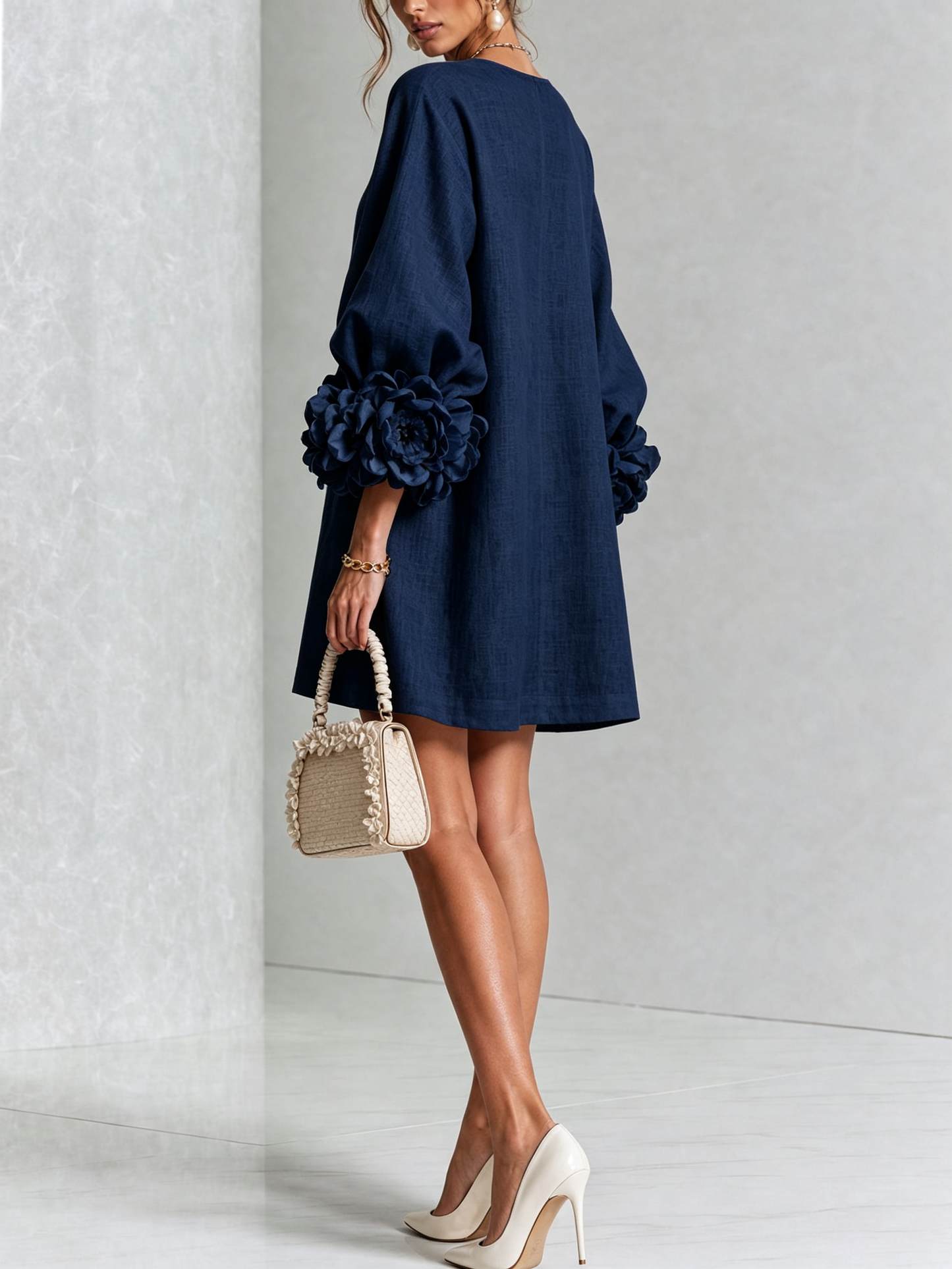 Mini-robe blanche à boutons, motif floral, avec des poignets à motif floral saisissants