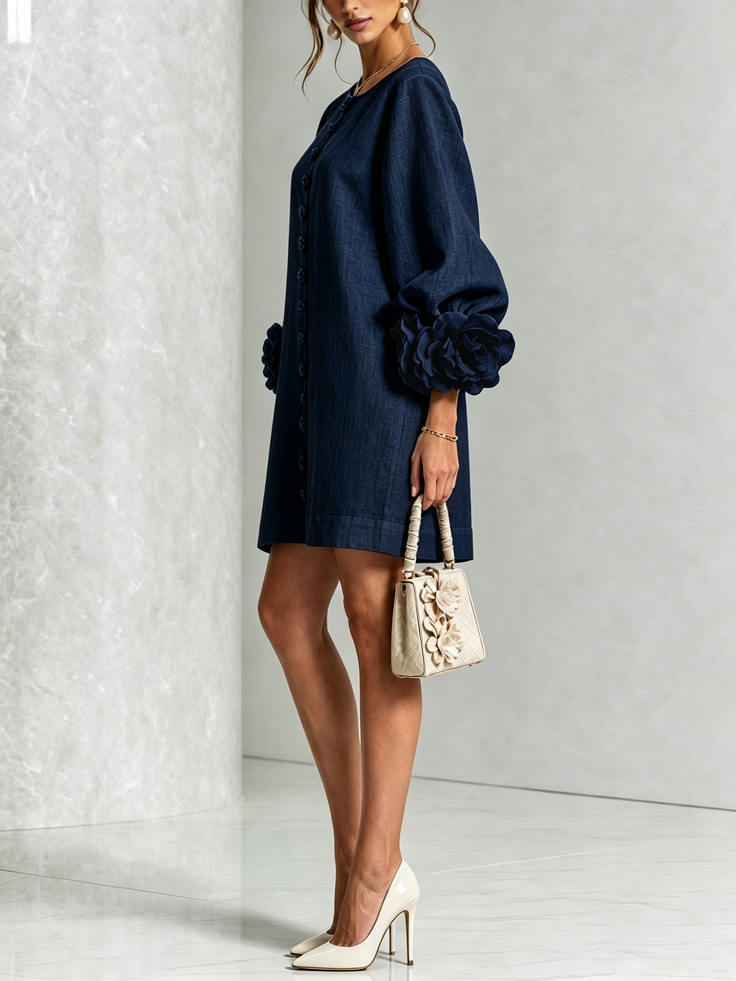 Mini-robe blanche à boutons, motif floral, avec des poignets à motif floral saisissants