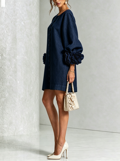 Mini-robe blanche à boutons, motif floral, avec des poignets à motif floral saisissants