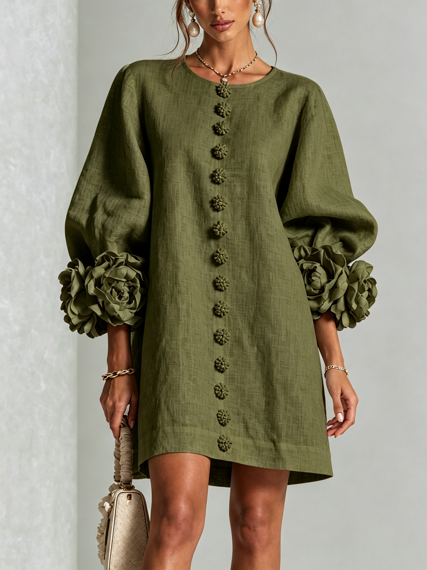 Mini-robe blanche à boutons, motif floral, avec des poignets à motif floral saisissants