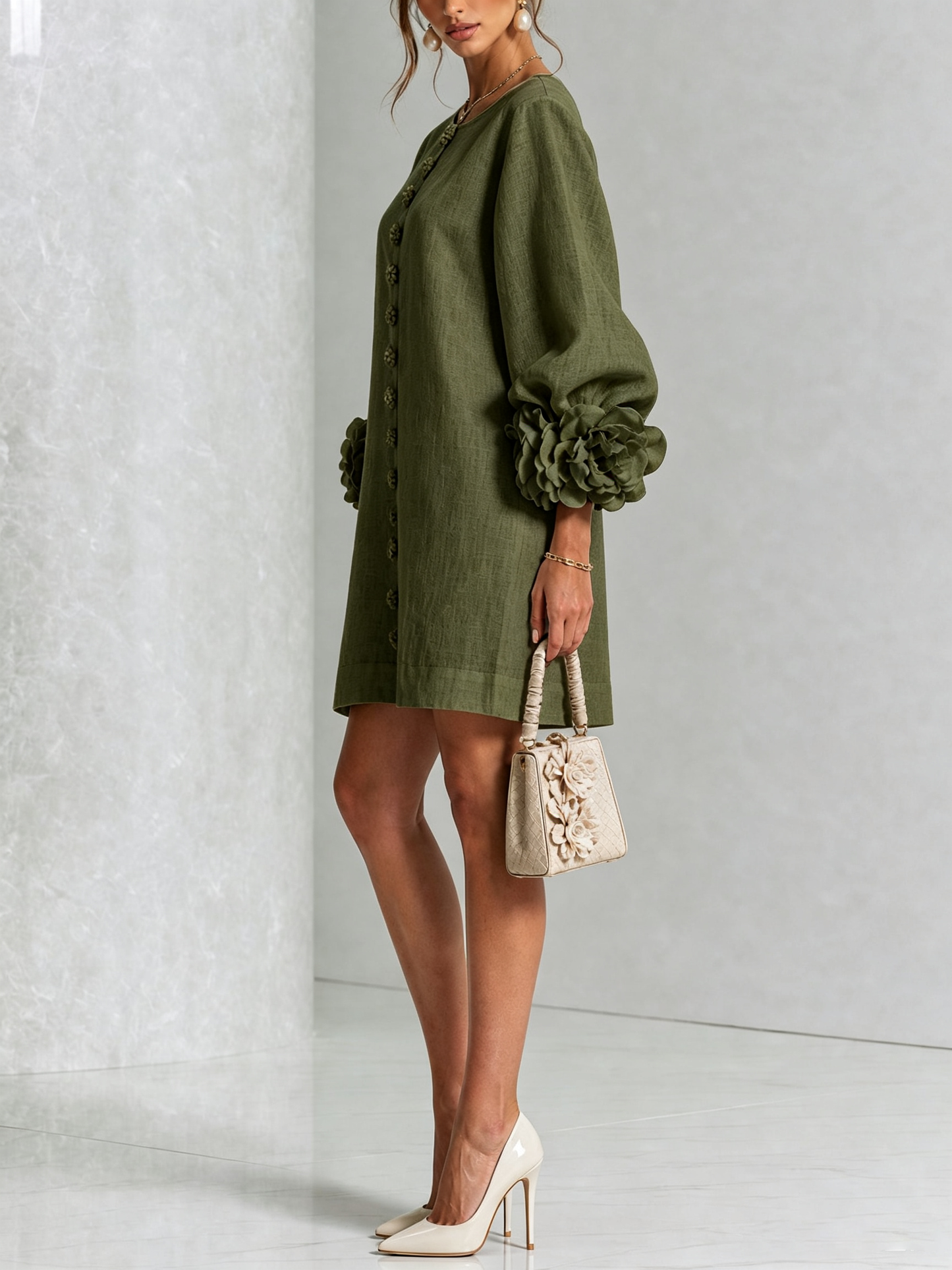 Mini-robe blanche à boutons, motif floral, avec des poignets à motif floral saisissants