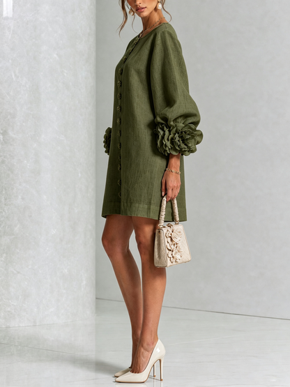 Mini-robe blanche à boutons, motif floral, avec des poignets à motif floral saisissants
