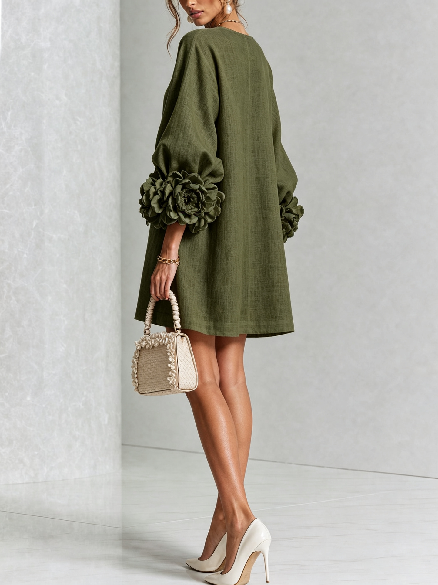 Mini-robe blanche à boutons, motif floral, avec des poignets à motif floral saisissants