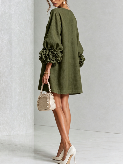 Mini-robe blanche à boutons, motif floral, avec des poignets à motif floral saisissants