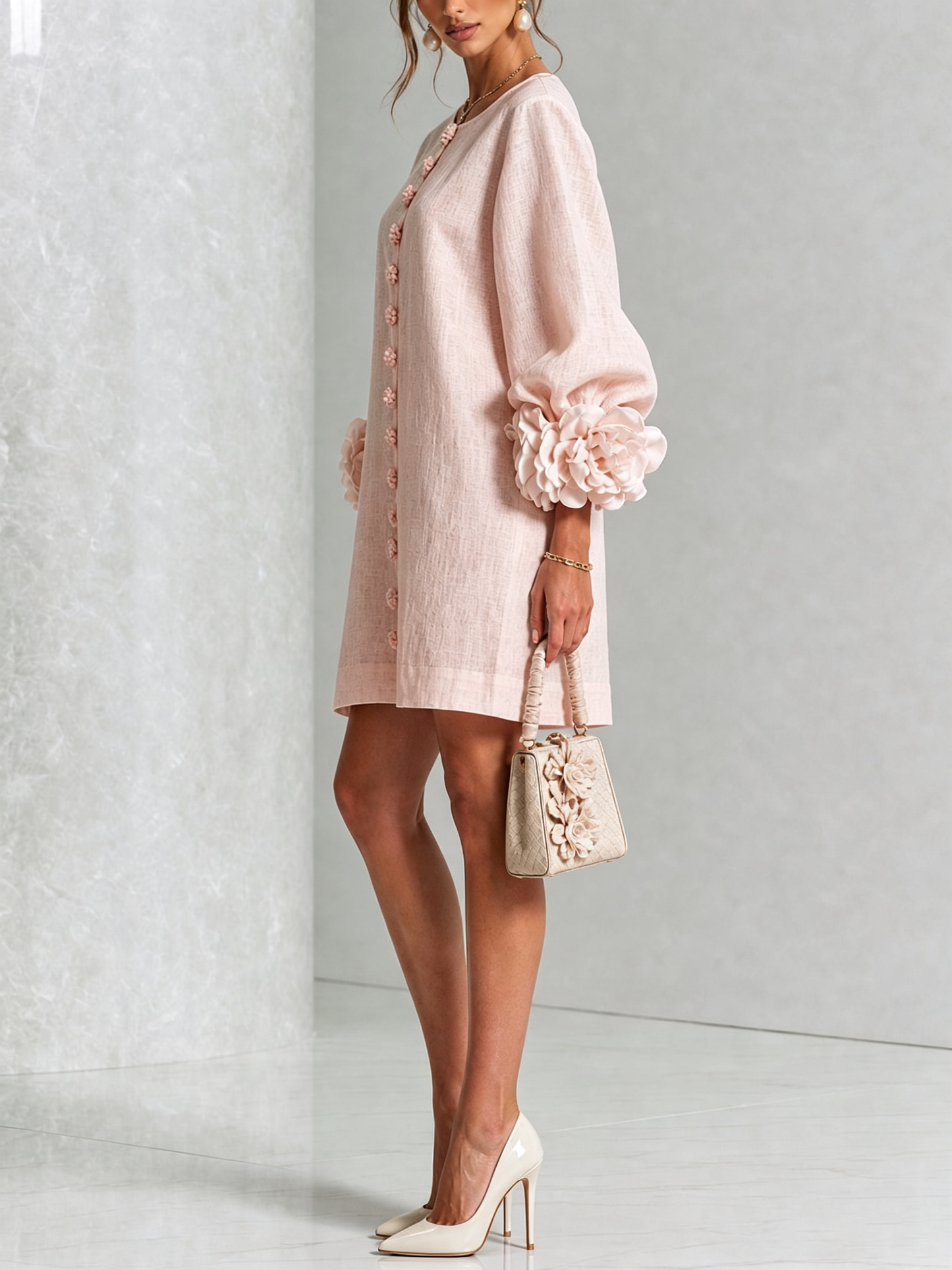 Mini-robe blanche à boutons, motif floral, avec des poignets à motif floral saisissants