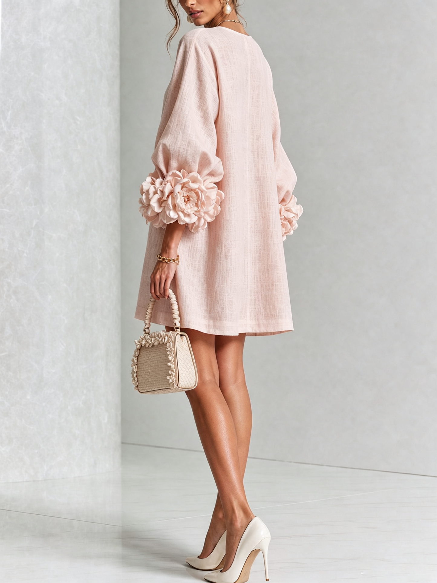 Mini-robe blanche à boutons, motif floral, avec des poignets à motif floral saisissants