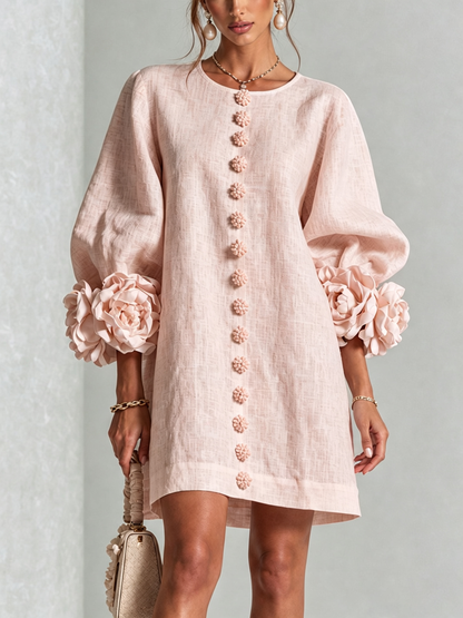 Mini-robe blanche à boutons, motif floral, avec des poignets à motif floral saisissants