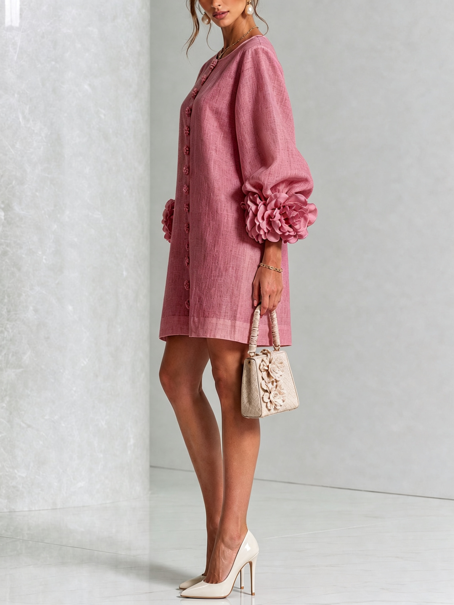 Mini-robe blanche à boutons, motif floral, avec des poignets à motif floral saisissants