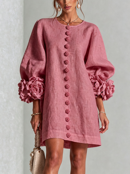 Mini-robe blanche à boutons, motif floral, avec des poignets à motif floral saisissants