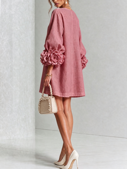 Mini-robe blanche à boutons, motif floral, avec des poignets à motif floral saisissants