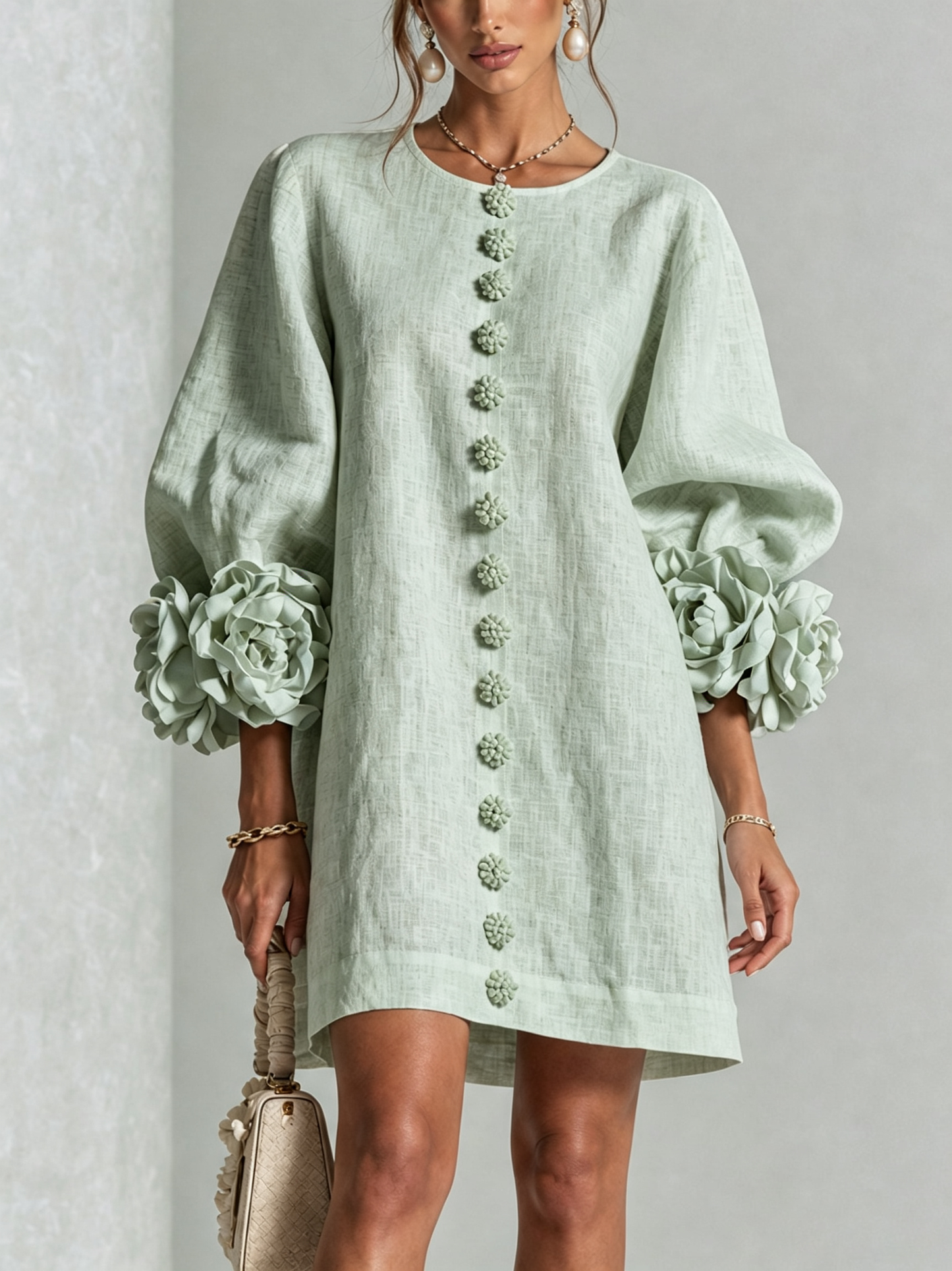 Mini-robe blanche à boutons, motif floral, avec des poignets à motif floral saisissants