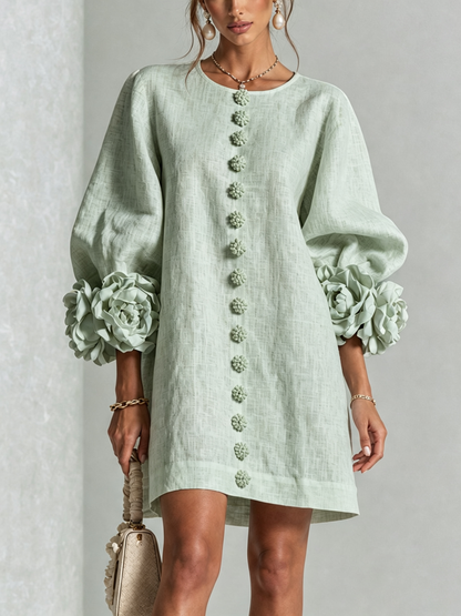 Mini-robe blanche à boutons, motif floral, avec des poignets à motif floral saisissants