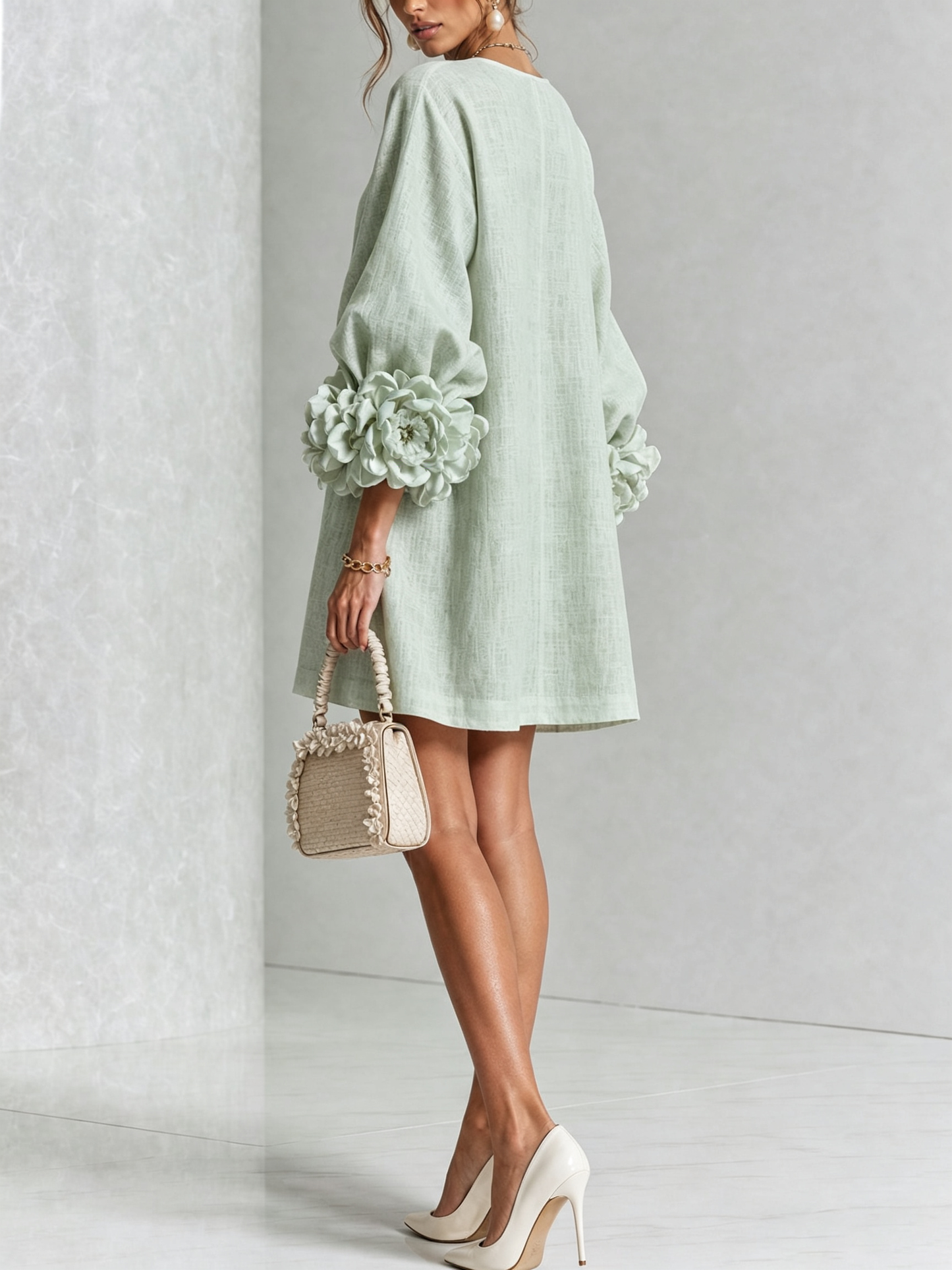 Mini-robe blanche à boutons, motif floral, avec des poignets à motif floral saisissants