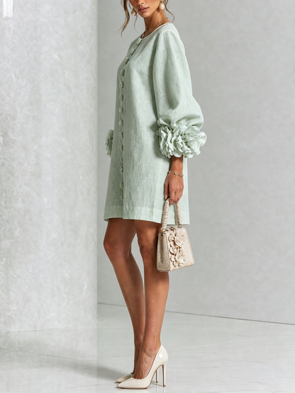 Mini-robe blanche à boutons, motif floral, avec des poignets à motif floral saisissants