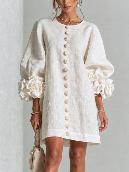 Mini-robe blanche à boutons, motif floral, avec des poignets à motif floral saisissants