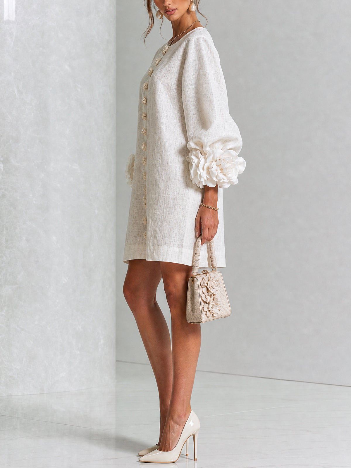 Mini-robe blanche à boutons, motif floral, avec des poignets à motif floral saisissants