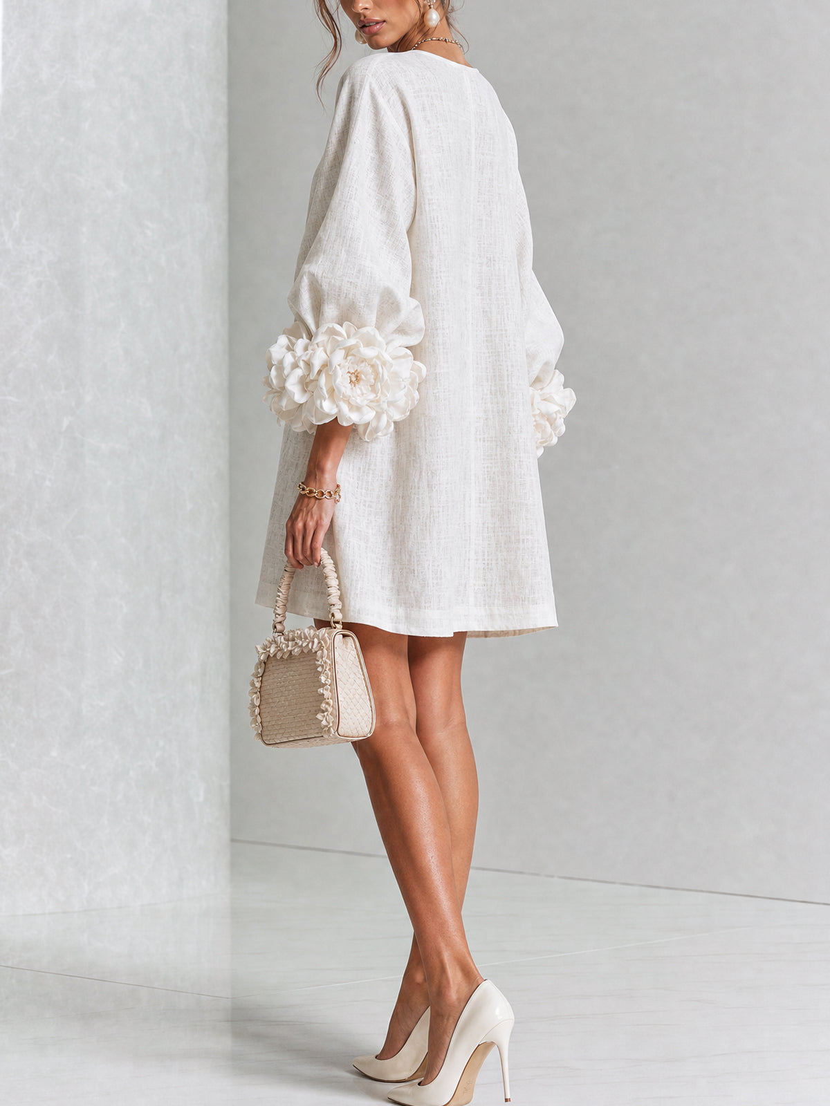 Mini-robe blanche à boutons, motif floral, avec des poignets à motif floral saisissants
