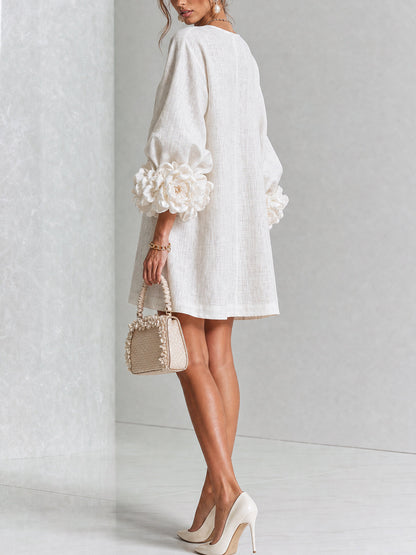 Mini-robe blanche à boutons, motif floral, avec des poignets à motif floral saisissants