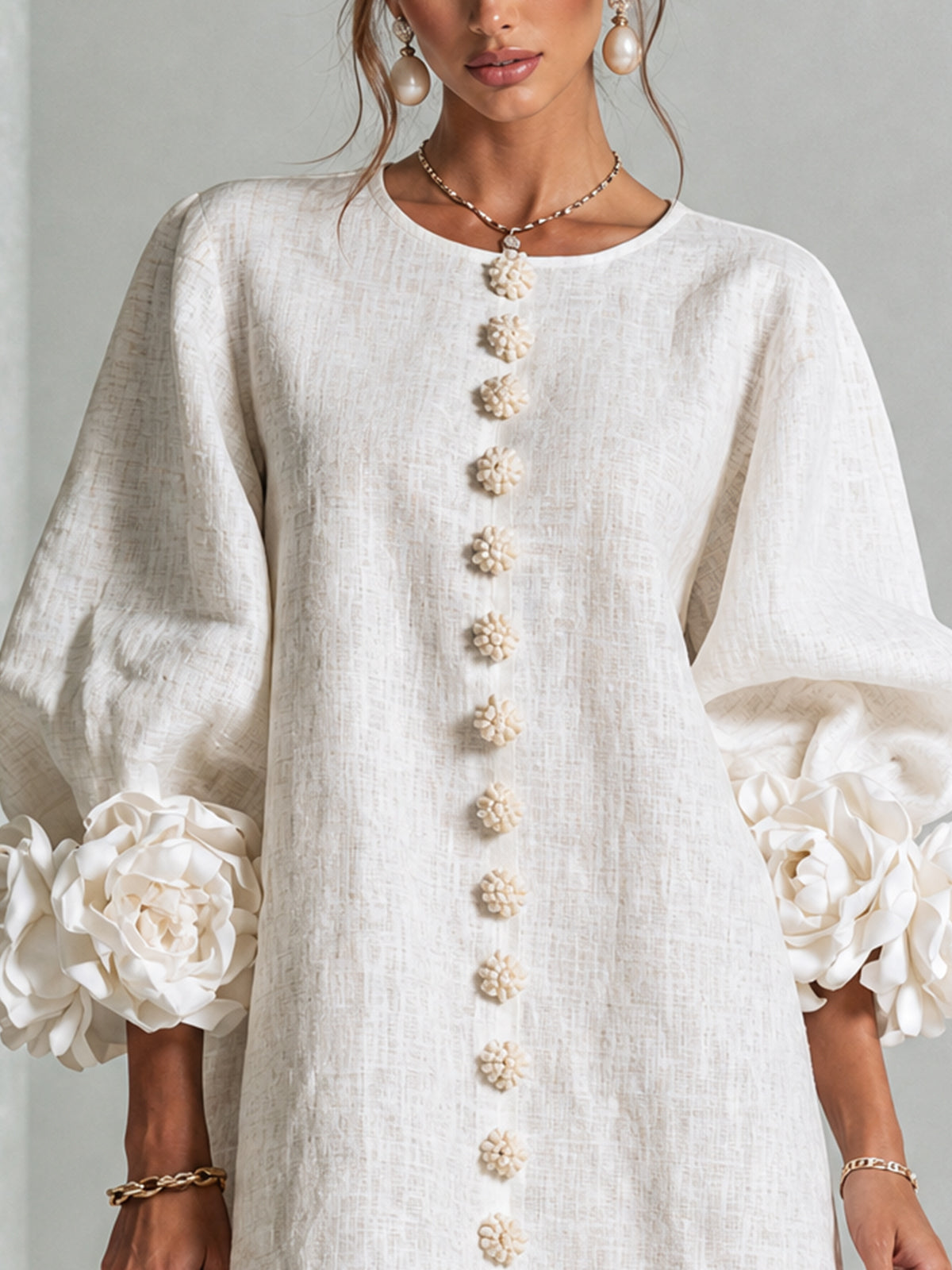 Mini-robe blanche à boutons, motif floral, avec des poignets à motif floral saisissants