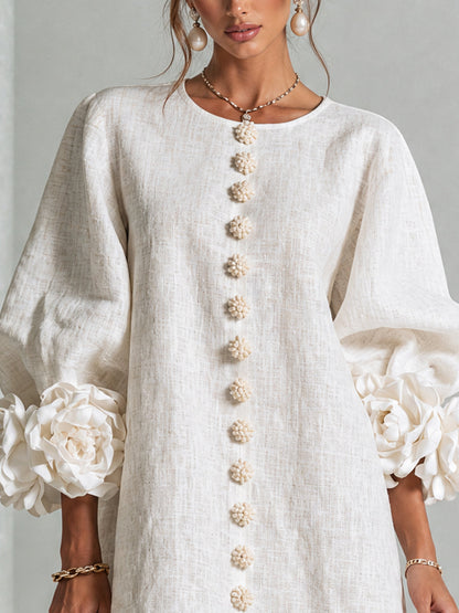 Mini-robe blanche à boutons, motif floral, avec des poignets à motif floral saisissants
