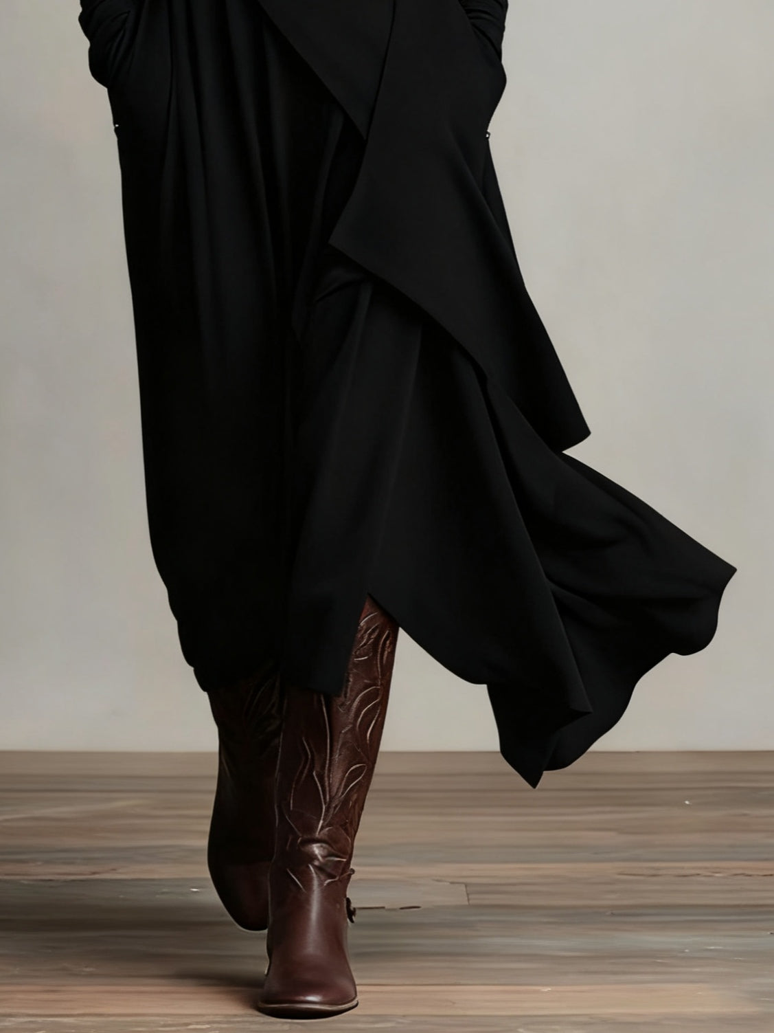 Patricia | Robe Maxi Fluide à Col Montant et Drapé Asymétrique