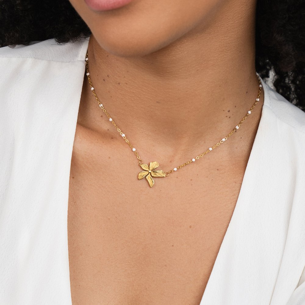 Collier Élégant en Or Couleur avec Fleurs