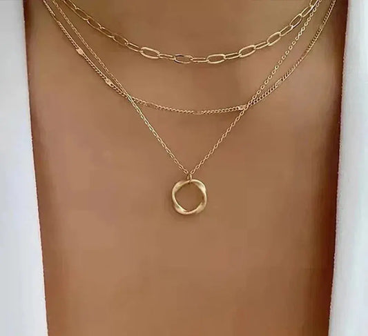 Collier Doré Superposé avec Pendentif